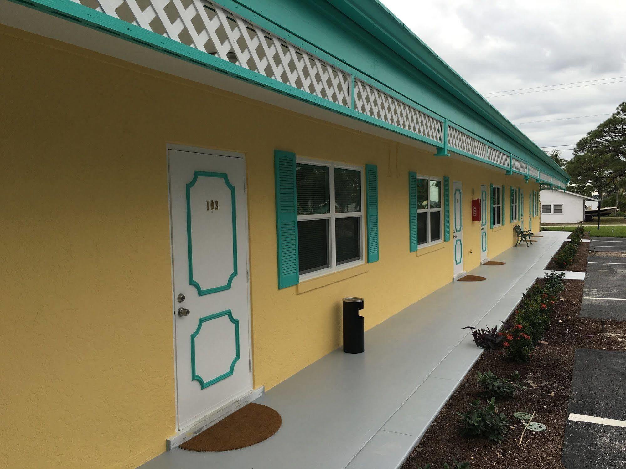 Englewood Bay Motel Екстер'єр фото